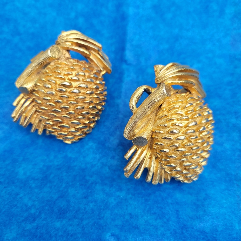 Vintage Mimi Di N Gold-tone Pinecone Belt Clips Buckles Pair ~ 1975 ~ Nice!